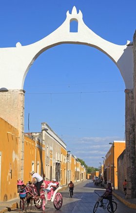 Yellow city of Izamal Yucatan Mexico, amazing colonial buildings all golden yellow, guide & tips for visiting this town